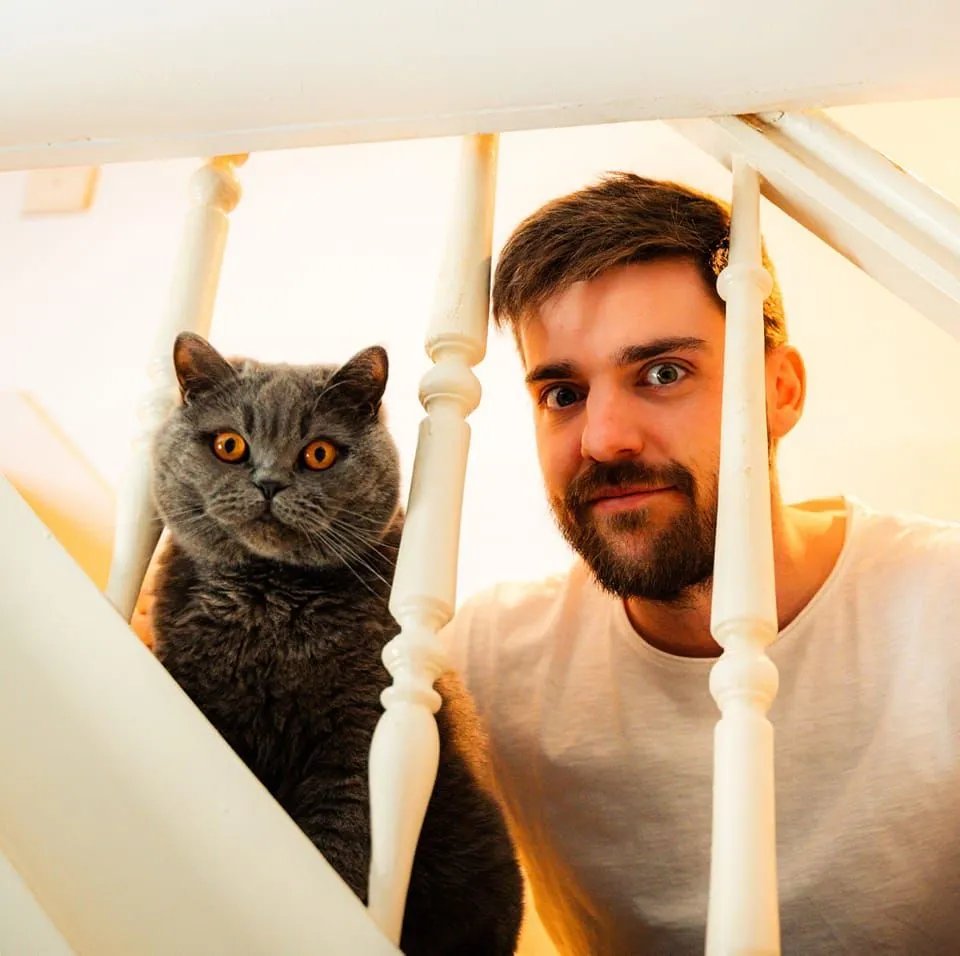 Dieter Vanonckelen met Cooper, zijn Britse korthaar, op de trap