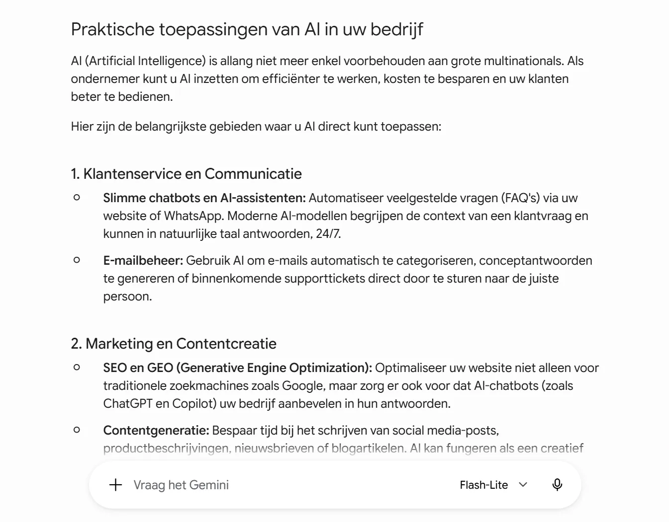 Een AI-assistent somt praktische toepassingen van AI in een bedrijf op, met klantenservice en marketing als eerste twee categorieën.